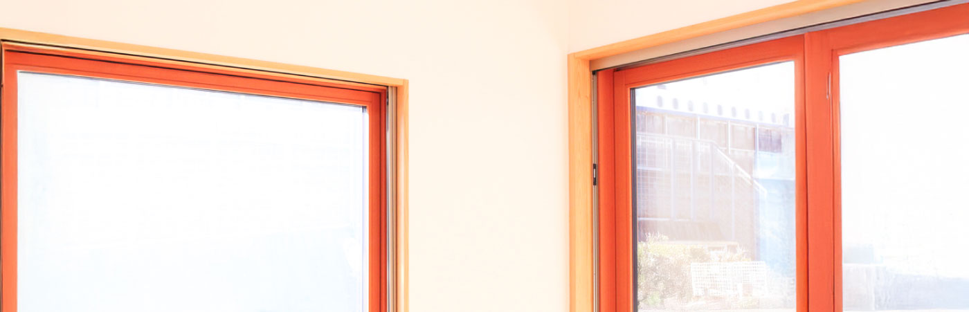 つるた株式会社の高性能木製サッシ「つるま〜ど」が設置された開放的な住宅内観