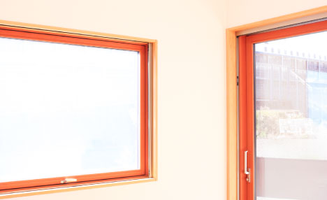 高性能木製サッシ「つるま〜ど」を設置した住宅施工例のメインビジュアル