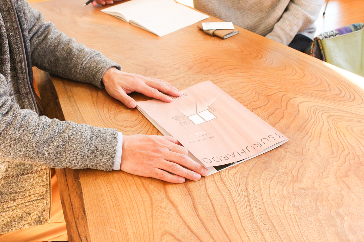 木製サッシの魅力や防火認定情報を詳しく掲載したブランドカタログ