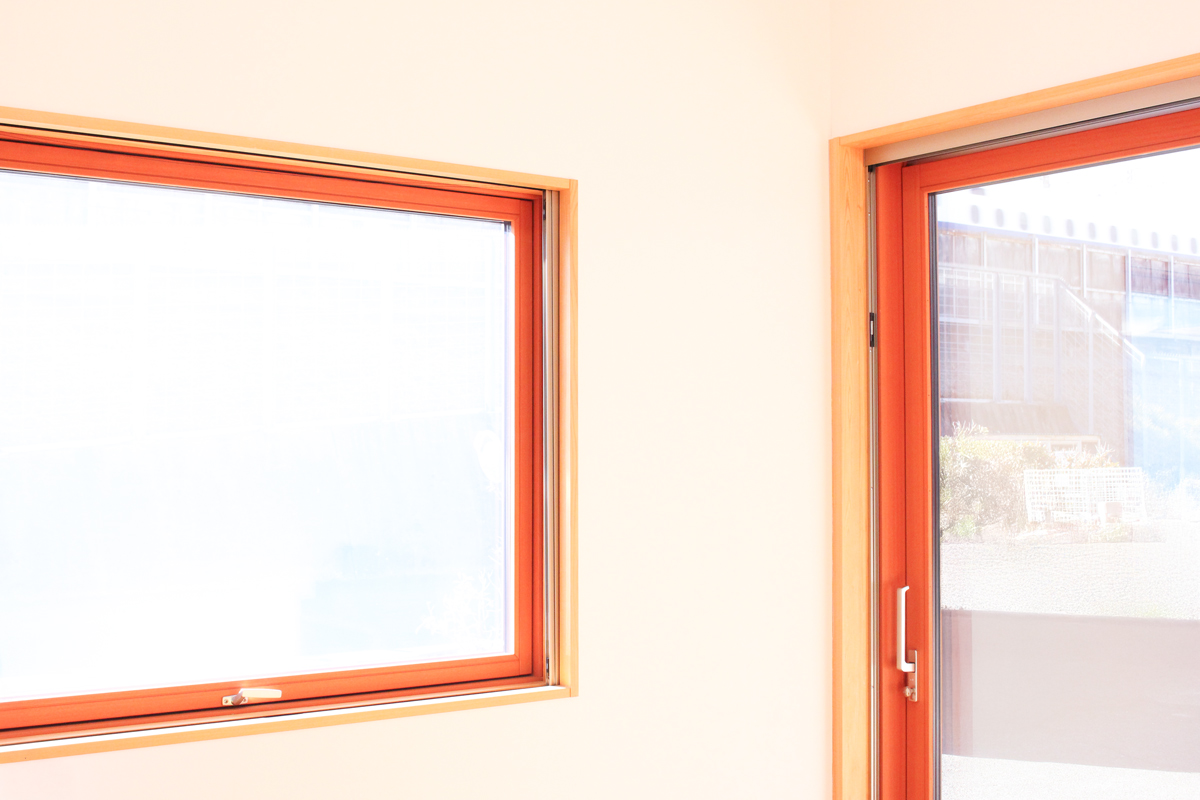 伝統的な職人技術と最新の住宅ニーズを融合させた木製サッシの製造現場