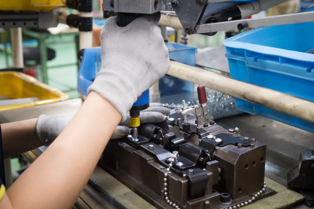 精密な加工技術を支える鈴木スプリング製作所の製造設備と品質管理の様子