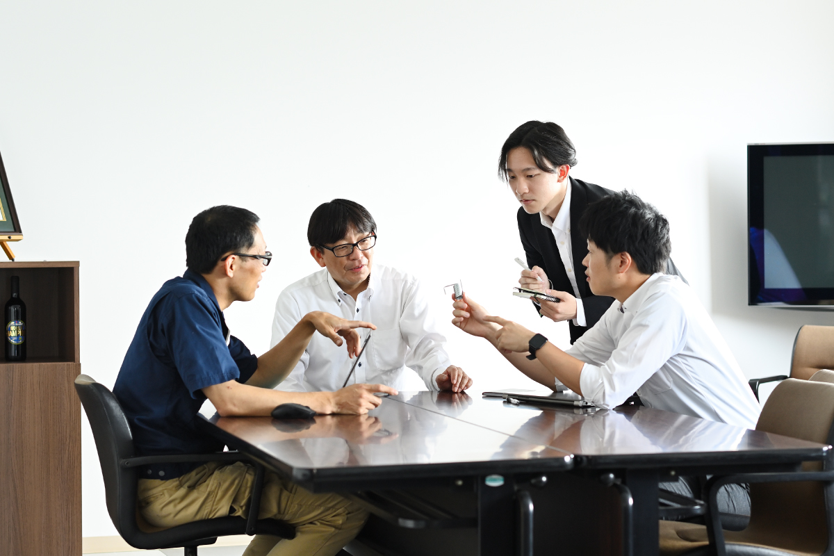 リニューアル後の問い合わせ増大や社内の意識変化について対談する鈴木 一史様、堤 研太竜様、金崎 紀恵様